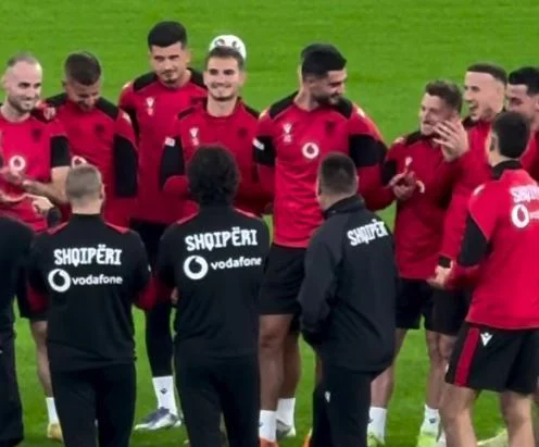 Ndjesë dhe duartrokitje, Armando Broja mban fjalim para ekipit në stërvitjen e fundit në “Air Albania”