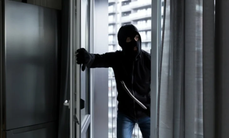 Ndodh edhe kështu/ Hajduti bie nga çatia, pronari i shtëpisë i jep ndihmën e parë