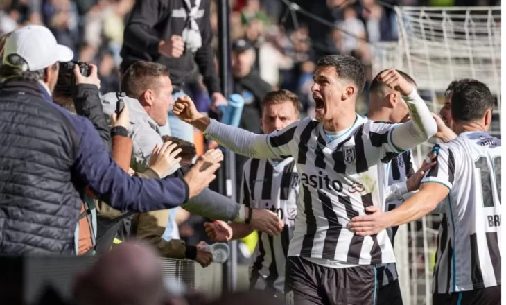 Ndodh në Eredivisie, fiton 8-2 por renditet në vendin e fundit