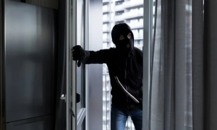 Ndodh në Selanik/ Hajdutët bien nga ballkoni, pronari i shtëpisë që grabitën u jep ndihmën e parë