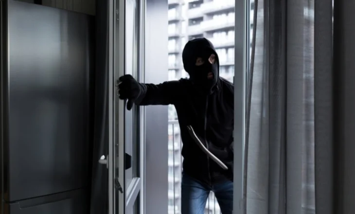 Ndodh në Selanik/ Hajduti bie nga çatia, pronari i shtëpisë i jep ndihmën e parë