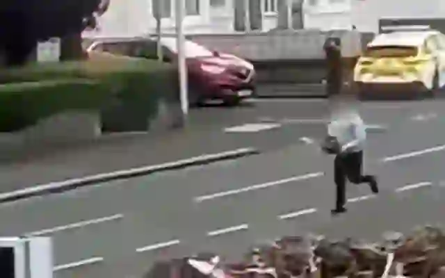 Ndoqi me sharrë elektrike oficerin në Skoci, shpallet fajtor 32-vjeçari shqiptar (VIDEO)