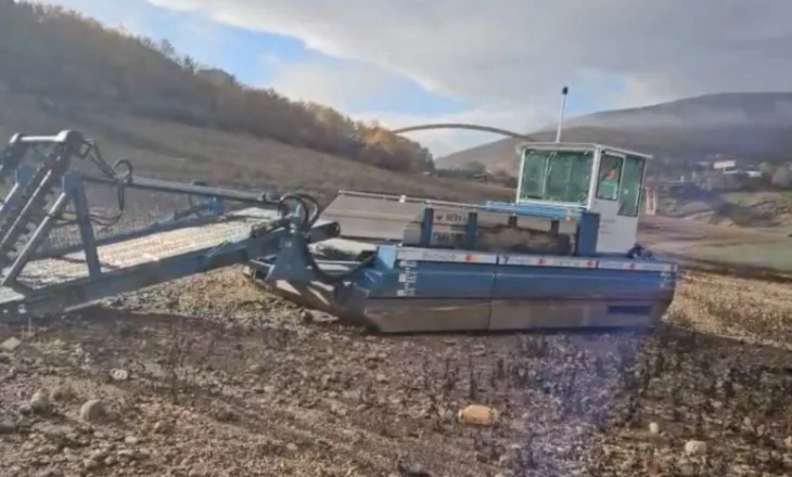 Ndotet liqeni i Kukësit, anija ekologjike qëndron si relikte në breg të tij