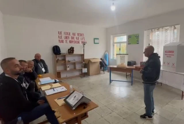 Në Dukat kishte 2 orë pa asnjë votues në qendrën e votimit. Edhe ai që erdhi kishte harruar ID: Nuk kam fuqi të vij sërish