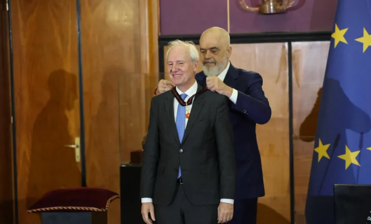 “Ne kur të duam të duam pa kushte”, Rama nderon rektorin e Universitetit Boku me Yllin për Mirënjohje Publike