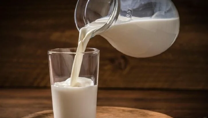 Në mëngjes apo në darkë, kur duhet pirë qumështi?