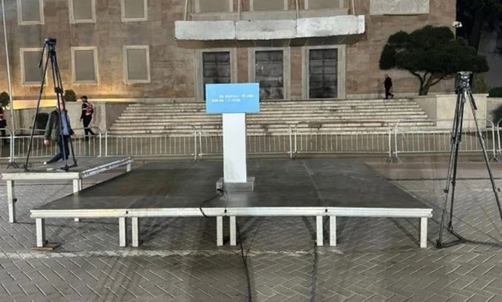 Në pritje të protestës së opozitës, nis vendosja e foltores përpara Kryeministrisë
