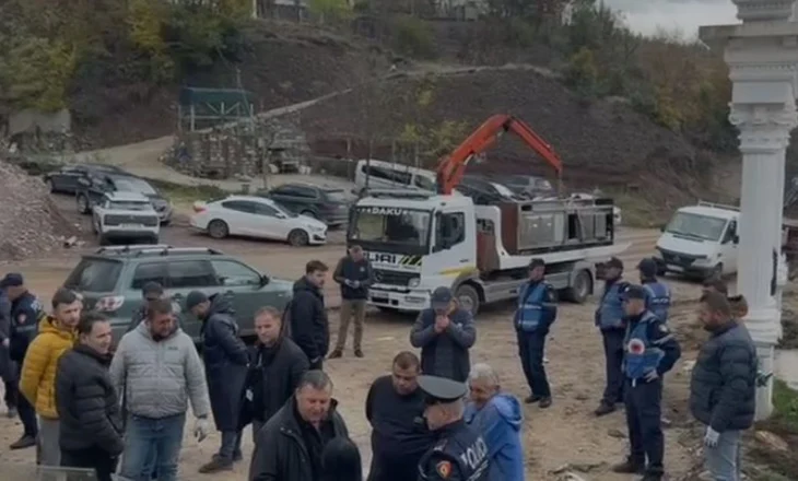 “Ne qyqarëve na mbështet njeri…”IKMT vijon shembjet në Librazhd, pronarët përplasen me Policinë: S’kemi marrë lekët