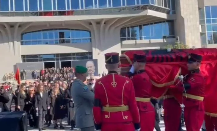 Nën tingujt e ‘I did it my Way’ dhe karafila të bardhë, Fatos Nano përcillet në banesën e fundit