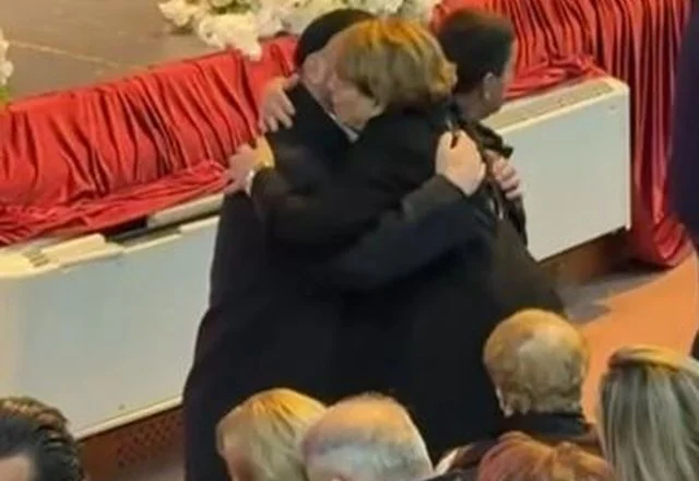 Nëna e Shpat Kasapit pret ngushëllimet me fotografinë e djalit mbi gjoks