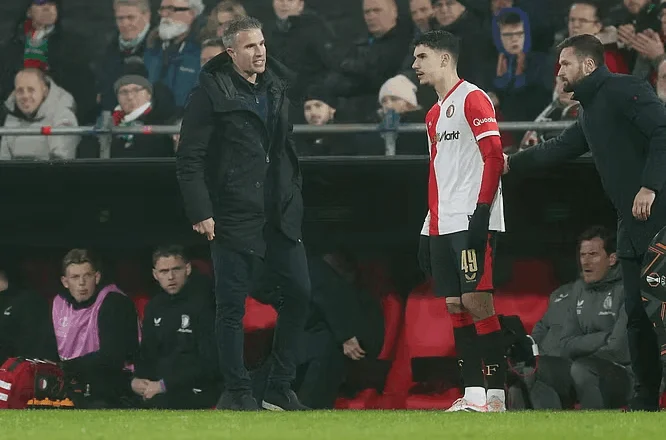Nga babai trajner tek i biri sulmues, djali i Van Persie debuton me Feyenoord
