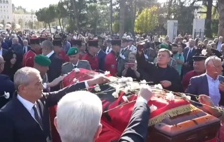 Nga karafilat e bardhë te kënga e preferuar – Lamtumira e Nanos