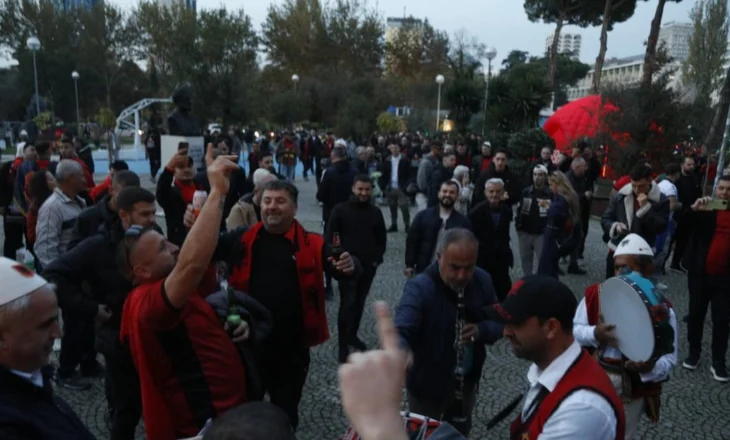 Nis festa shqiptare para duelit me Anglinë, qindra tifozë marshojnë me këngë e valle drejt stadiumit