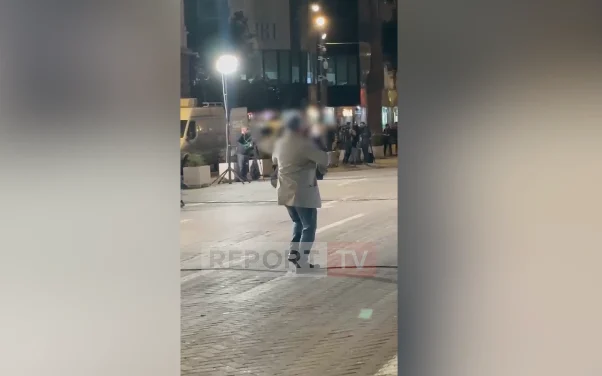 “Nis” me këngë e valle protesta e opozitës, simpatizanti feston me muzikë në bulevard