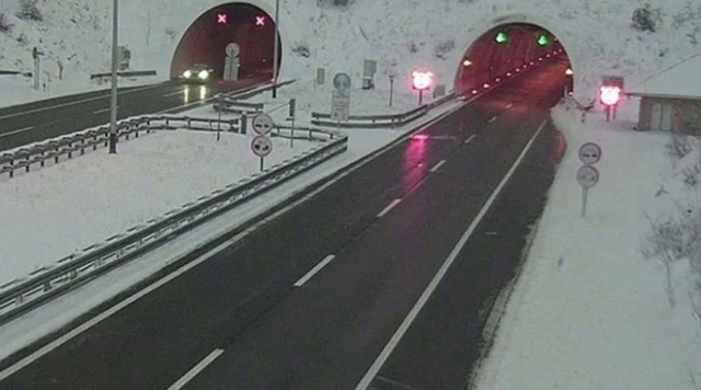 Nis qarkullimi në rrugët kryesore të Kroacisë pas reshjeve të dëborës