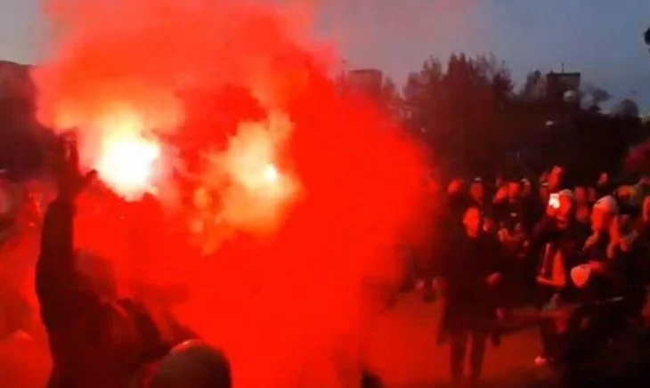 Nisin festimet në rrugët e Tiranës, tifozët marshojnë me këngë e valle