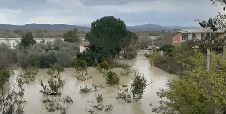 Niveli i ujit në Vjosë mbetet i lartë, rrezik përmbytje