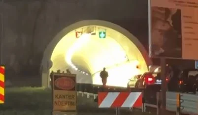 Nje automjet përfshihet nga flakët brenda tunelit në rrugën Kardhiq-Delvinë