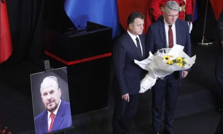 Një buqetë me lule nga PD, Flamur Noka e Agron Gjekmarkaj homazhe në nderim të ish-kryeministrit Fatos Nano