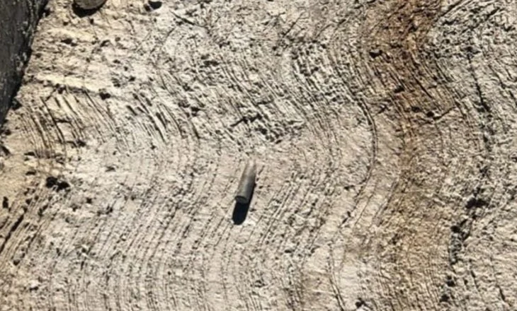 Një ditë pas atentatit në Rinas, në vendin e ngjarjes kanë mbetur gëzhoja