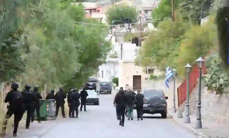 Një fshat i tërë në “luftë”! Masakër në Kretë, breshëri me 2 mijë plumba mes dy familjeve, viktima dhe të plagosur