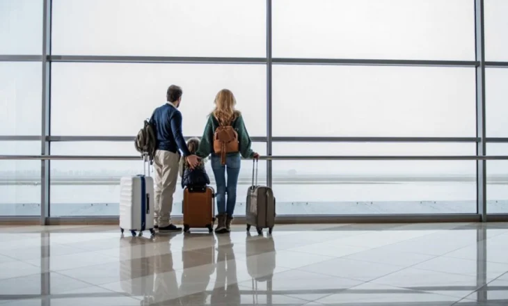 Një në tre shqiptarë planifikon emigrimin, puna dhe jetesa më e mirë arsyet kryesore