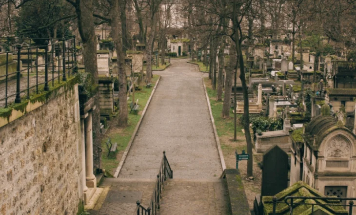 Një ofertë e pazakontë në Paris: Fitoni një truall në një varrezë të famshme me një kusht