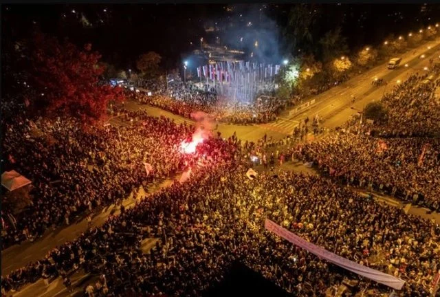 Një vit nga tragjedia e Novi Sad-it, protestë masive në qytetin e dytë më të madh të Serbisë