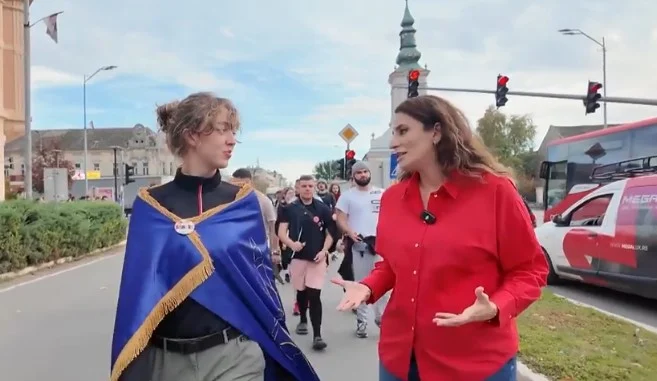 Një vit nga tragjedia në Novi Sad, mijëra qytetarë e studentë marshojnë për drejtësi