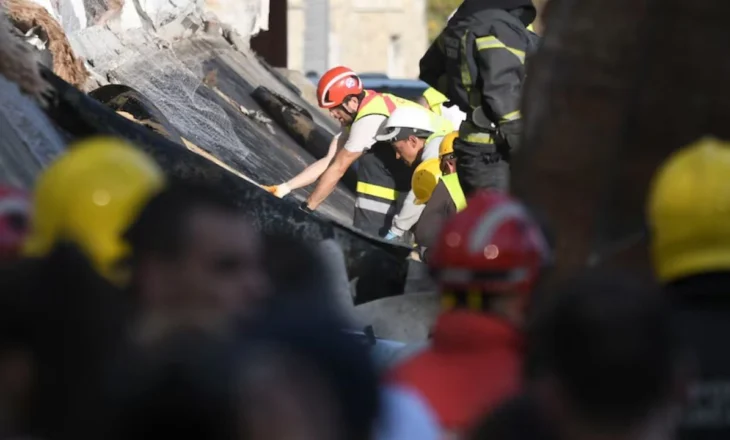 Një vjetori i shembjes së çatisë në stacionin e trenit ku vdiqën 16 persona, dhjetëra mijëra njerëz protestuan në Serbi
