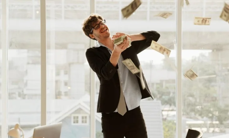 Njihuni me 4 shenjat e horoskopit që mund të bëhen milionerë deri në vitin 2030