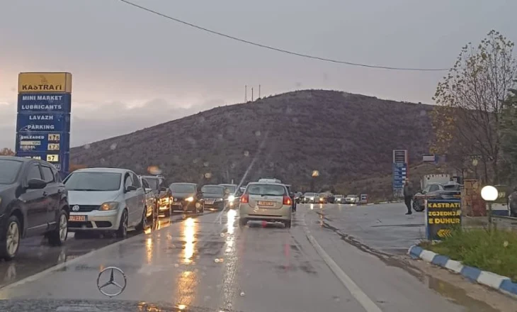 Normalizohet situata në pikën kufitare të Kapshticës, pala shqiptare dhe ajo greke punojnë me nga 5 sportele