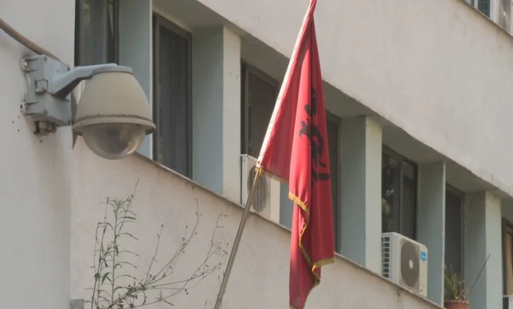 Nxiti ndarje dhe urrejtje me postime fyese për flamurin, 2 vjet burg kosovarit