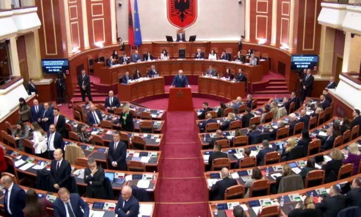 Opozita i kthen shpinën Ramës teksa merr fjalën, kryeministri: Nuk shkon mor burrë, më mirë kurrizin sesa fytyrën