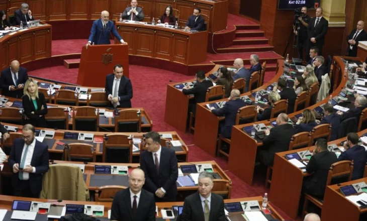 Opozita i ktheu shpinën, si iu përgjigj kryeministri?