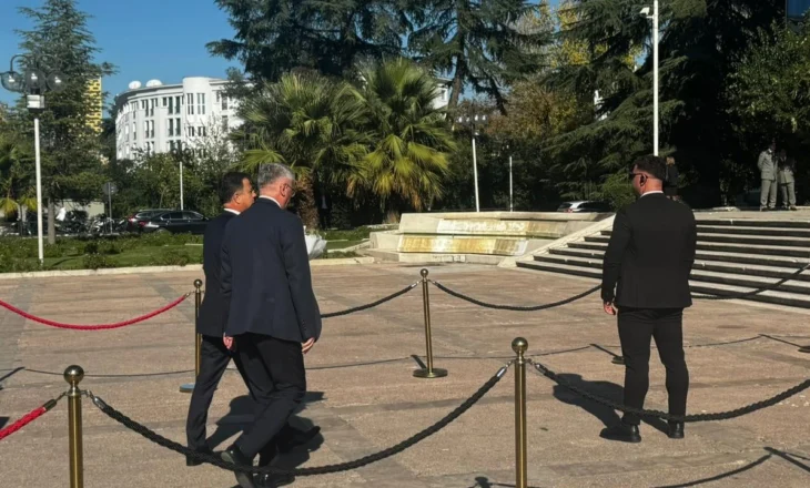 Opozita nderon Fatos Nanon, të pranishëm Mediu, Duka, Gjekmarkaj, Noka dhe Basha