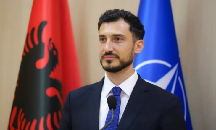 “Opozita po flet me gjuhën e regjimit”/ Ish-zëdhënësi i fushatës së PD, Mustafaj: Rreth Berishës një oborr këshilltarësh që të shurdhojnë