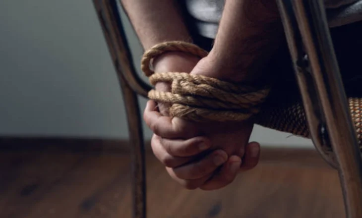 Orë ferri për të riun që shkoi për një foto në banesën e këngëtarit të preferuar. Artisti e merr peng, e zhvesh dhe qëllon me armë