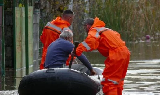“Osumi në rrezik”/ Reshjet e ditëve të fundit shkaktojnë përmbytje dhe evakuime, raporton Ministria e Mbrojtjes