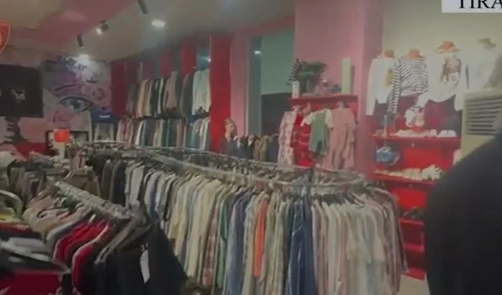 “Outlet” në Yzberisht, zbulohet dyqani me mallra të kontrabanduara, arrestohet administratorja