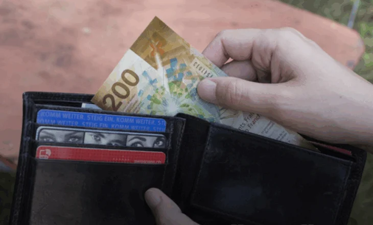 Paga mesatare në Zvicër shkoi 7024 franga