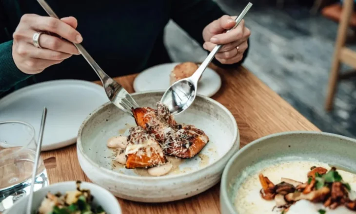 “Paguaj vetëm me foto në rrjete sociale”/ E pëson keq influencerja e njohur, refuzoi faturat në restorante luksoze