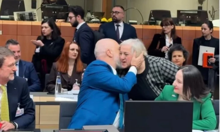 Pallosh-hajdut për shqiptarët, pallosh-zhigolo për europianët