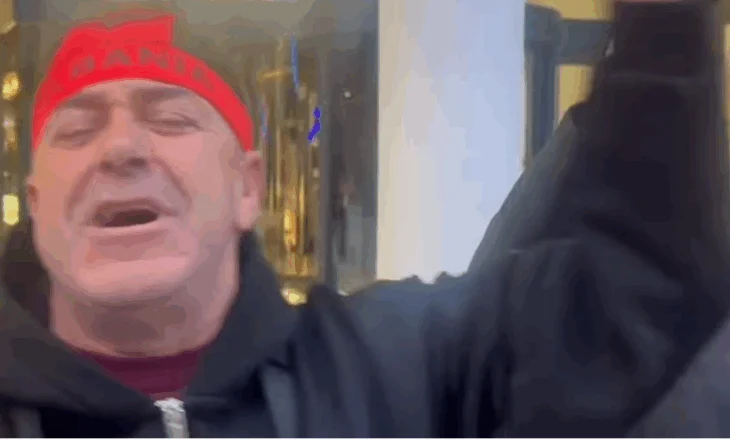 Pamje emocionuese/ Me sytë mbyllur dhe i këndon zemra, tifozi i Shqipërisë brohoret fort në Andorra