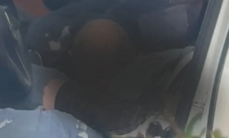 Pamje të rënda nga atentati në Rinas/ Viktima dhe i plagosuri brenda “Benz”-it pak çaste pas breshërimave