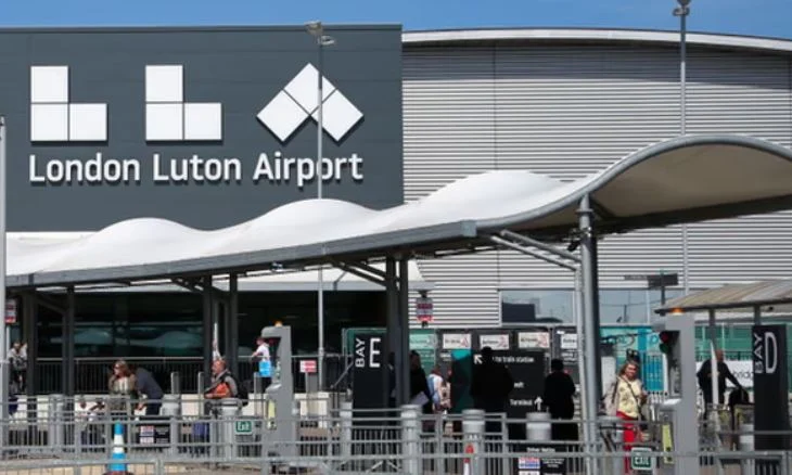 Panik në avionin e nisur nga Londra drejt Tiranës, 5 pasagjerë humbin ndjenjat; pilotët detyrohen të kthehen mbrapsht