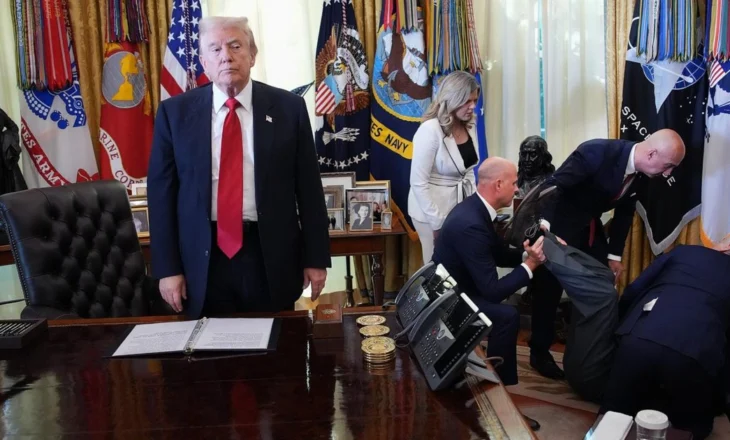 Panik në Shtëpinë e Bardhë, përfaqësuesi i kompanisë farmaceutike humb ndjenjat, i pranishëm edhe Trump