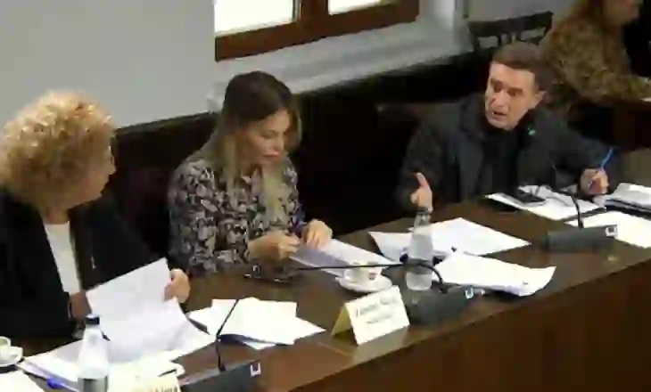 “Pantallona 400 euro dhe tuta 1000 euro”/ Braçe tek ‘Ekonomia’: Të gjithë turren deputeti-deputeti…