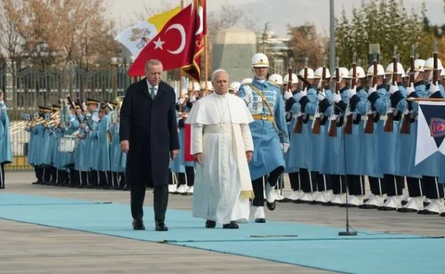 Papa Leoni pritet nga Erdogani në Ankara