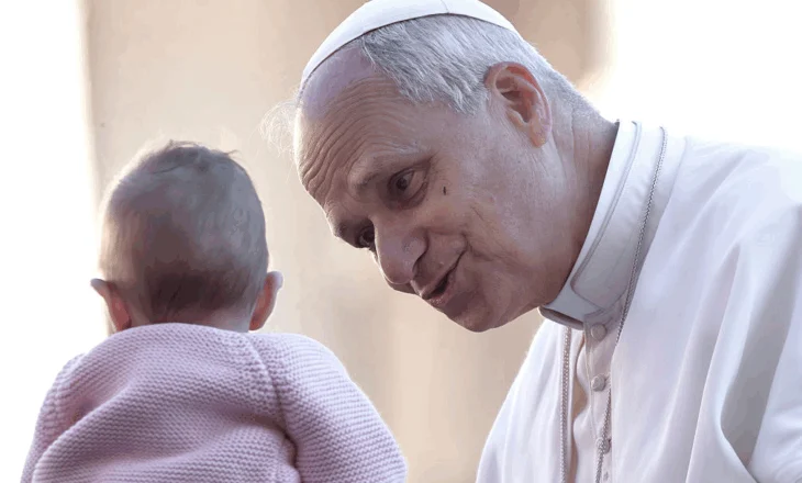 Papa paralajmëron se inteligjenca artificiale mund të dëmtojë cilësinë e kujdesit shëndetësor